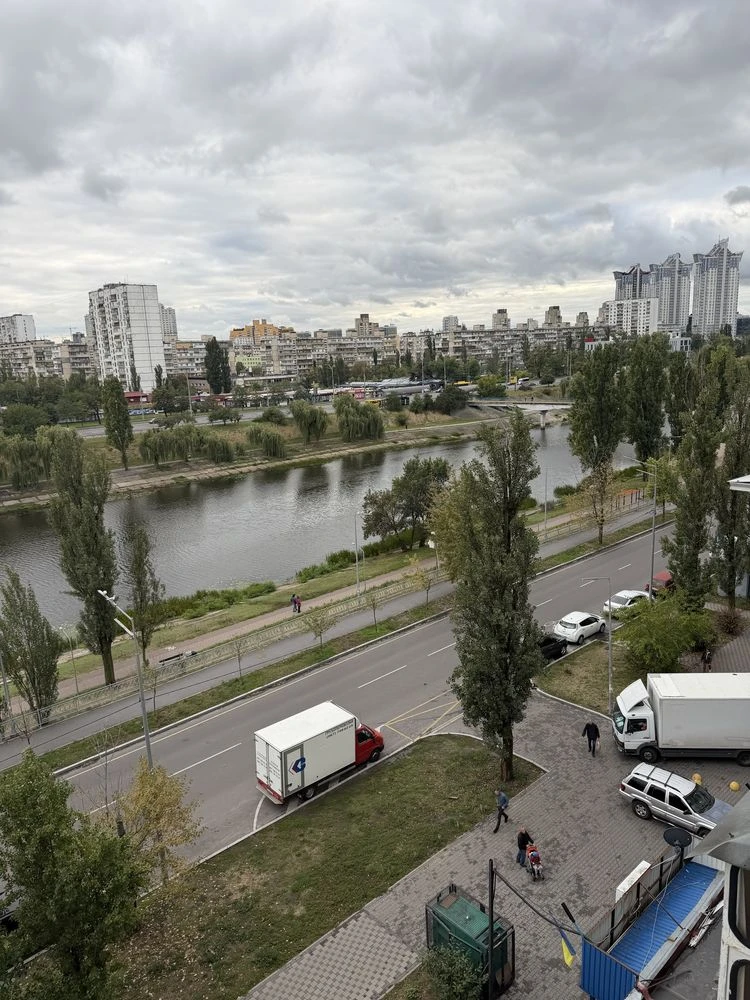 Срочно! Трехкомнатная квартира с видом на канал. ул.