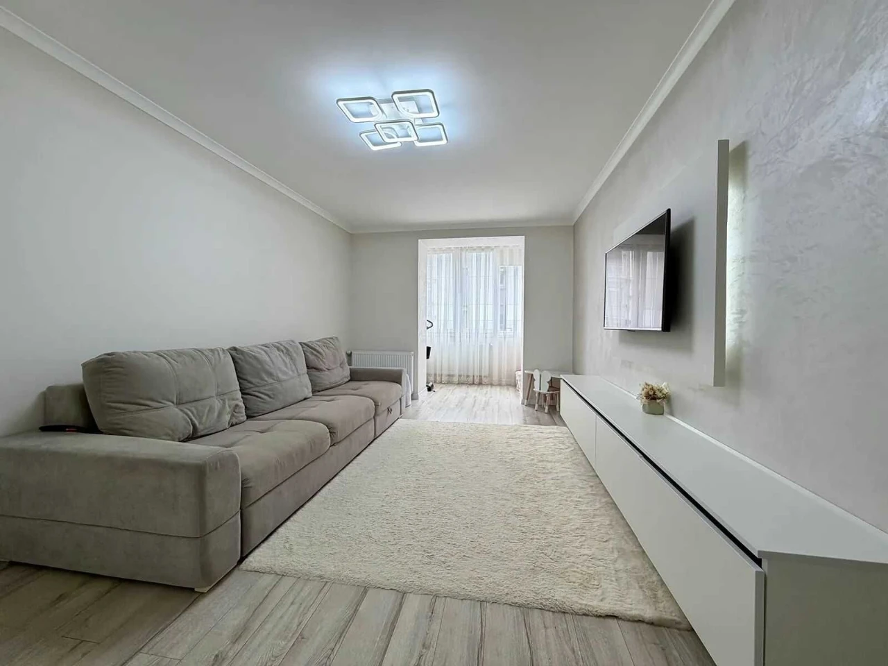 2-кімнатна квартира 63 м² + комора, 7 поверхів, з ремонтом та меблями в новобудинку