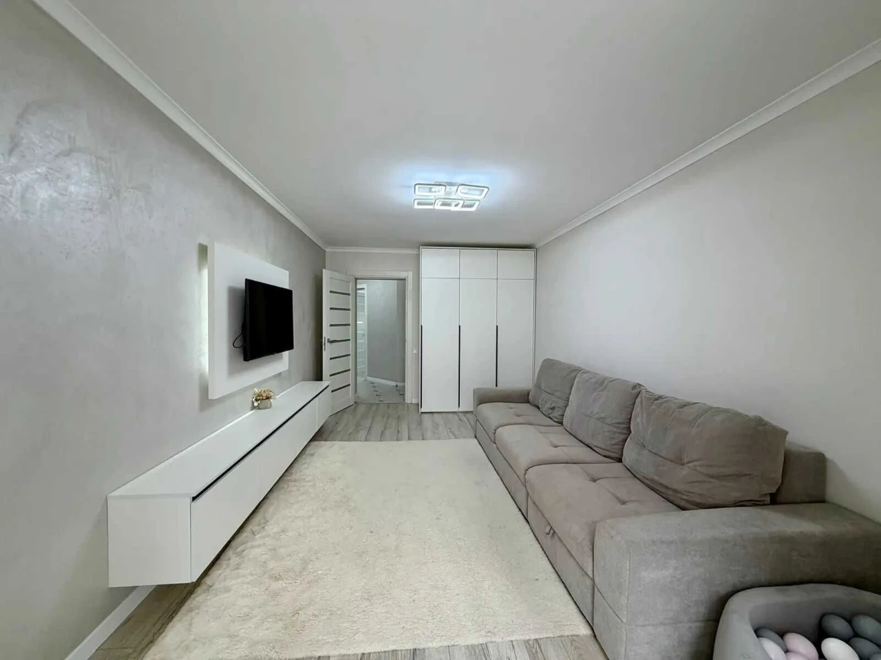 2-кімнатна квартира 63 м² + комора, 7 поверхів, з ремонтом та меблями в новобудинку