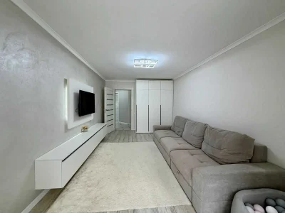 2-кімнатна квартира 63 м² + комора, 7 поверхів, з ремонтом та меблями в новобудинку