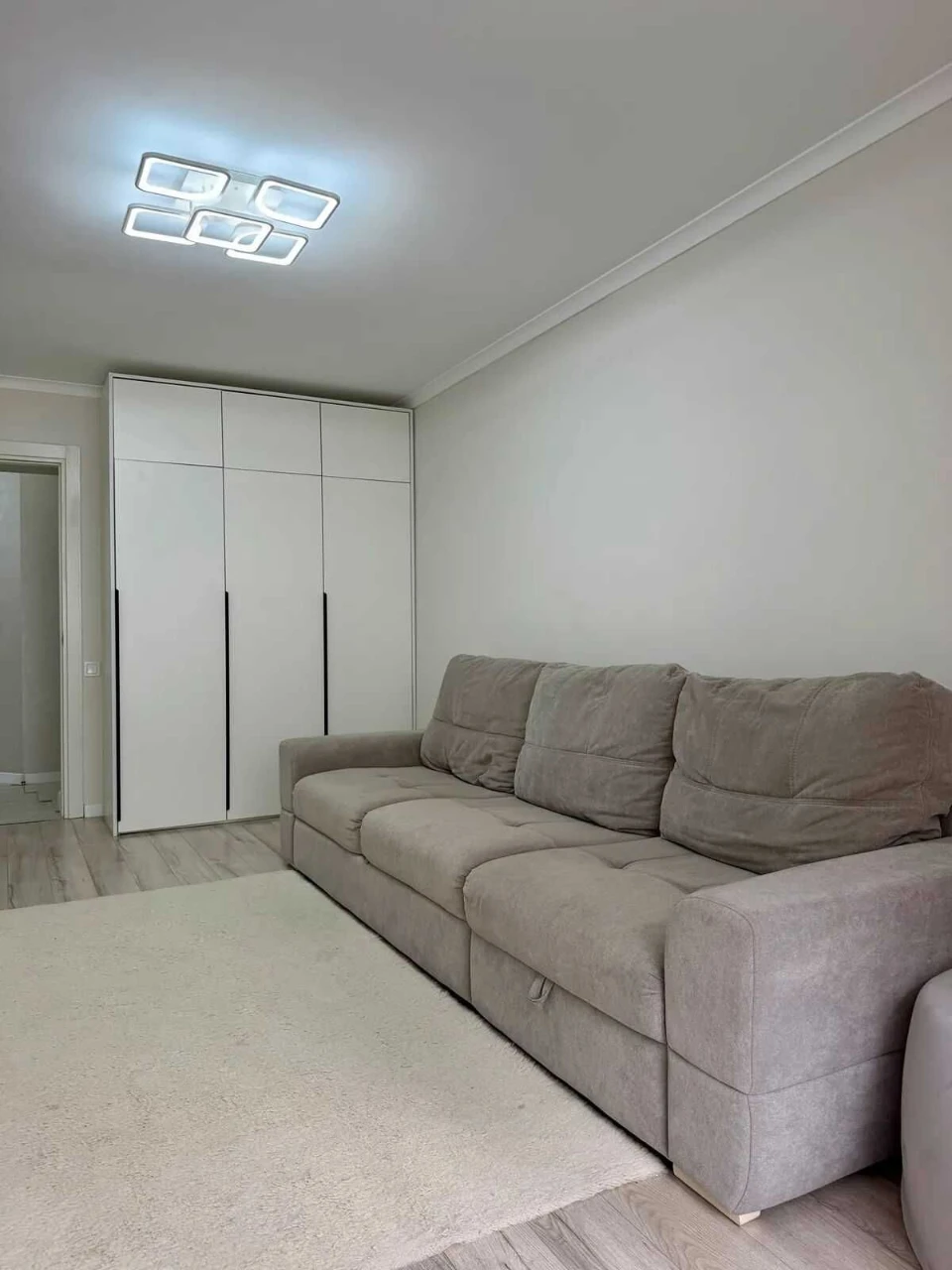 2-кімнатна квартира 63 м² + комора, 7 поверхів, з ремонтом та меблями в новобудинку