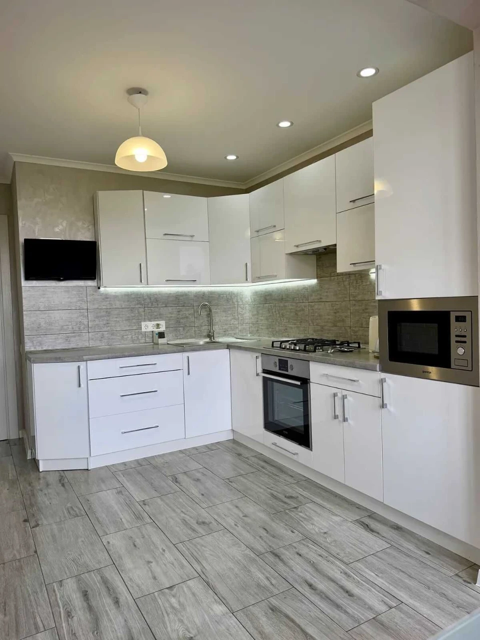 2-кімнатна квартира 63 м² + комора, 7 поверхів, з ремонтом та меблями в новобудинку