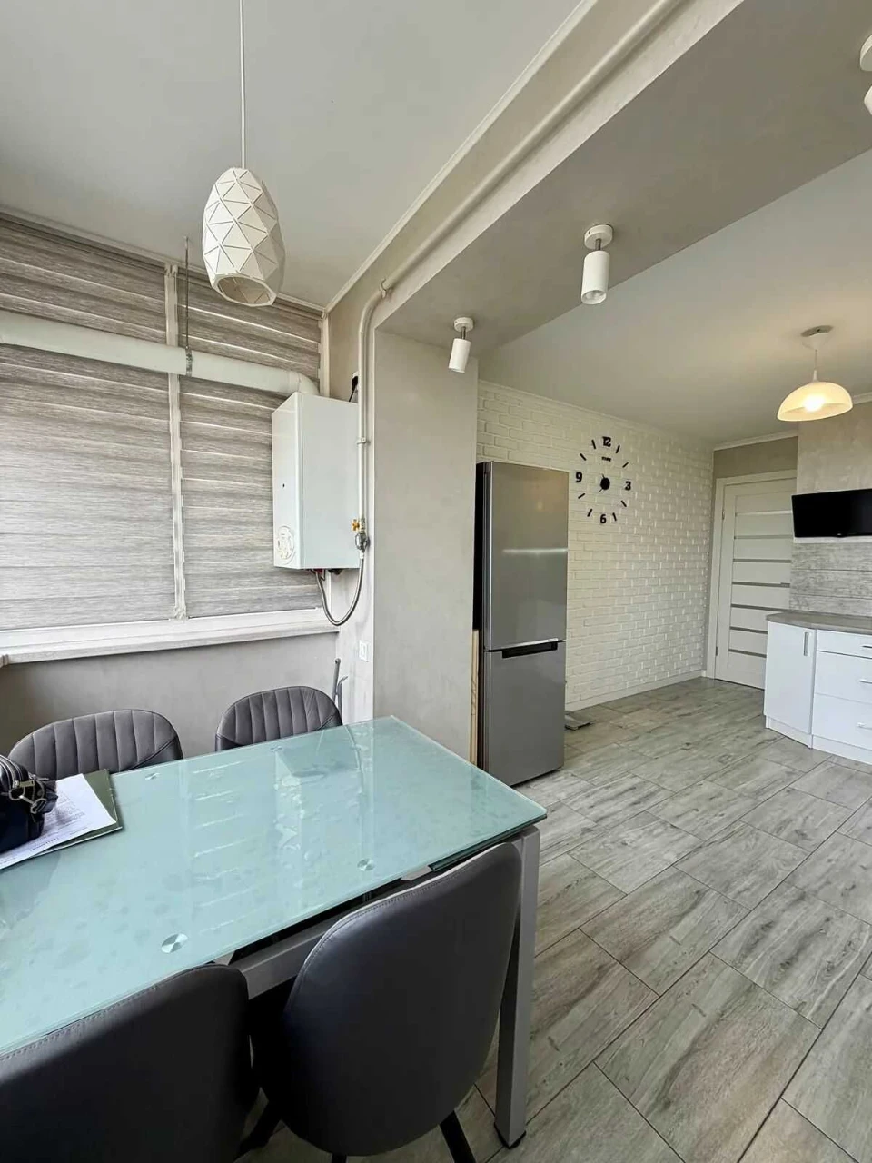 2-кімнатна квартира 63 м² + комора, 7 поверхів, з ремонтом та меблями в новобудинку