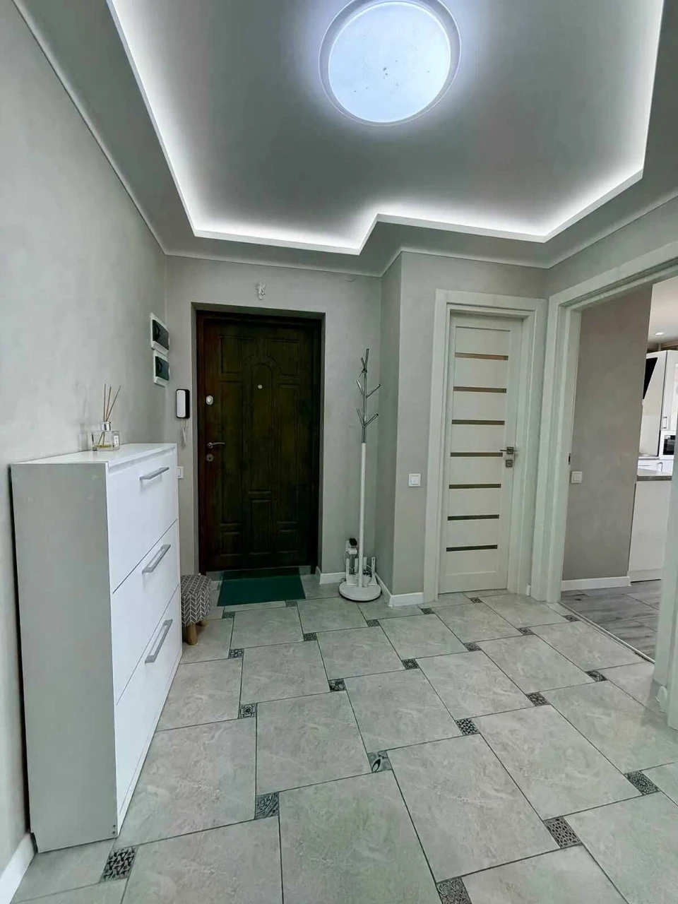 2-кімнатна квартира 63 м² + комора, 7 поверхів, з ремонтом та меблями в новобудинку