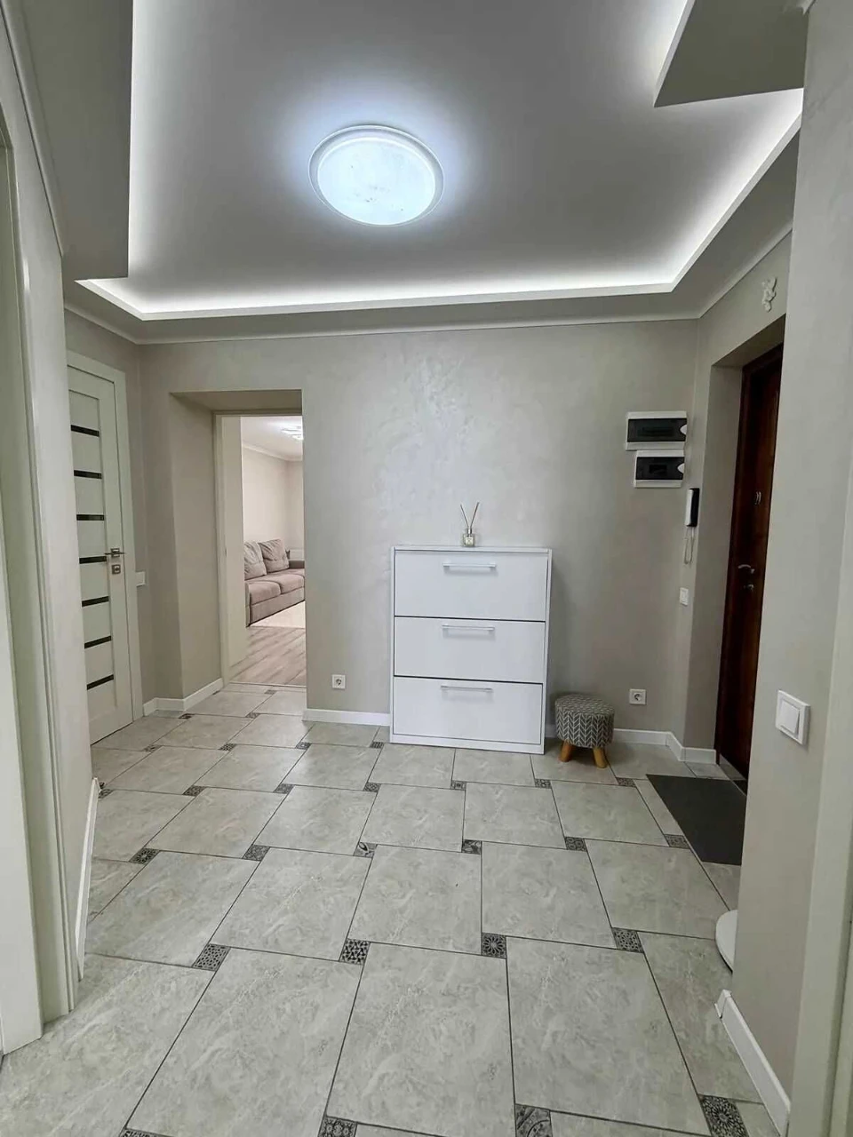 2-кімнатна квартира 63 м² + комора, 7 поверхів, з ремонтом та меблями в новобудинку