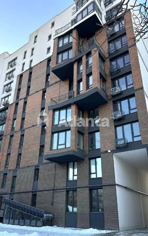Sale of a luxury penthouse in a new building