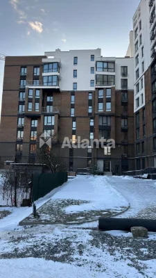 Sale of a luxury penthouse in a new building