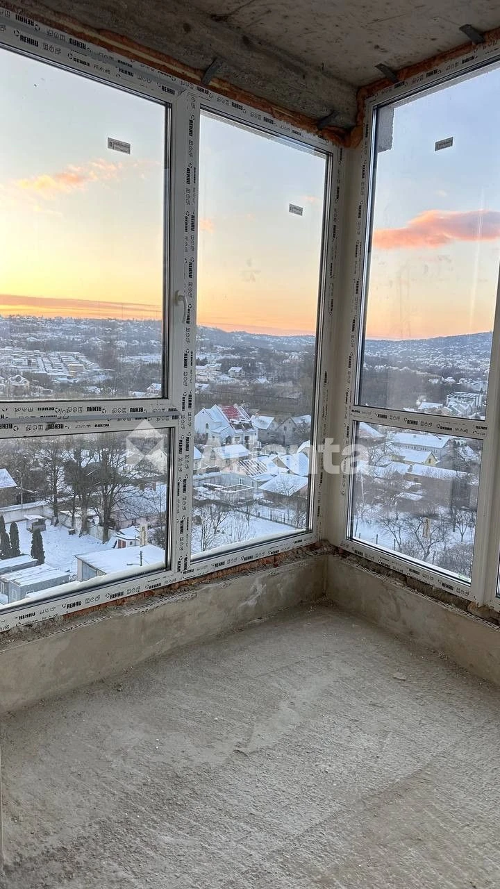 Sale of a luxury penthouse in a new building
