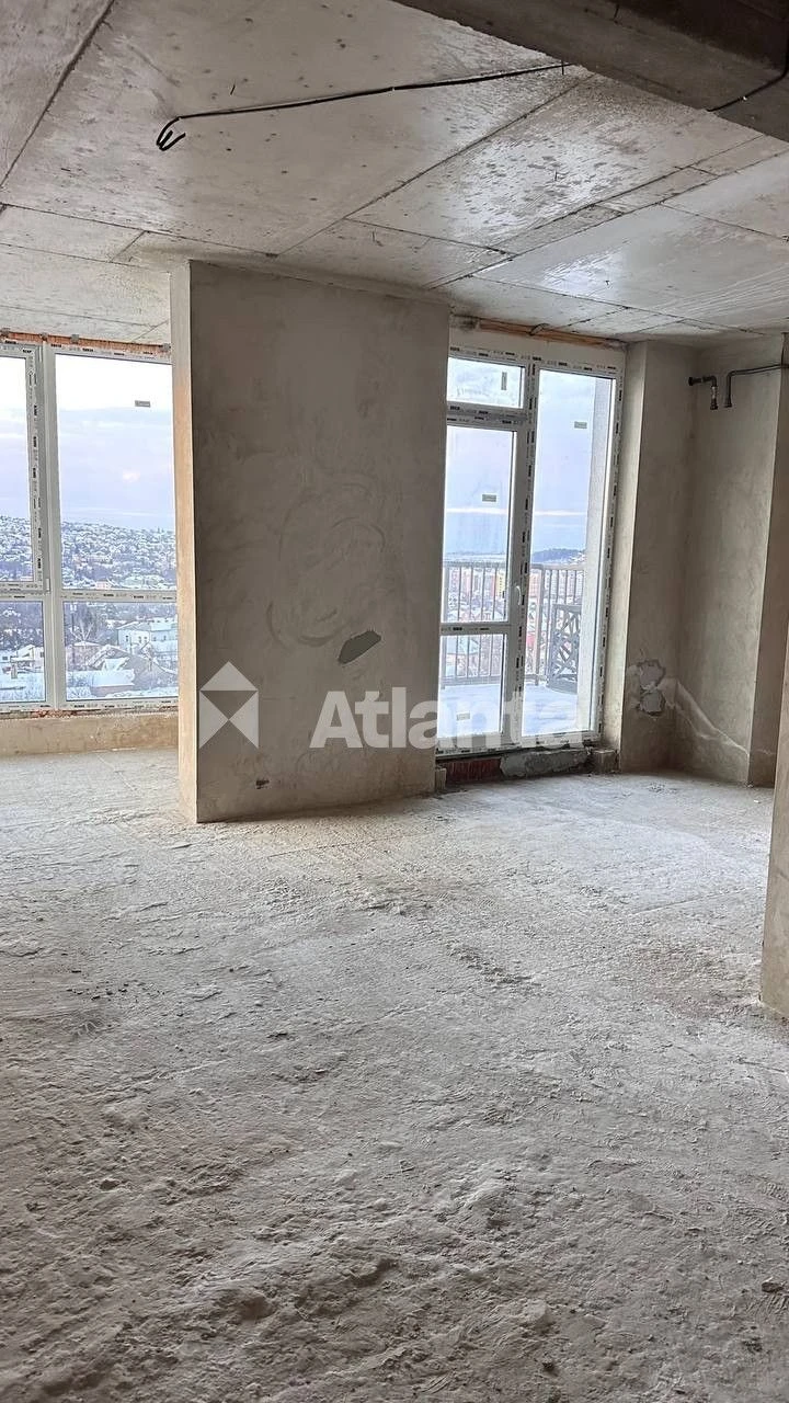 Sale of a luxury penthouse in a new building