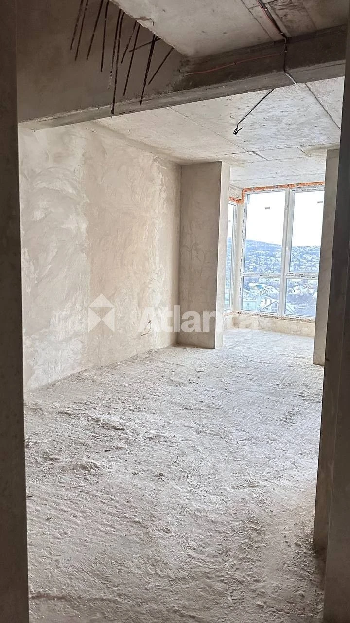Sale of a luxury penthouse in a new building