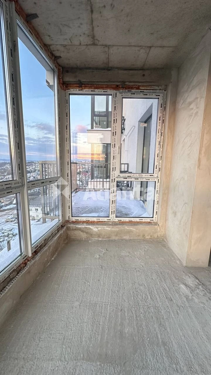 Sale of a luxury penthouse in a new building