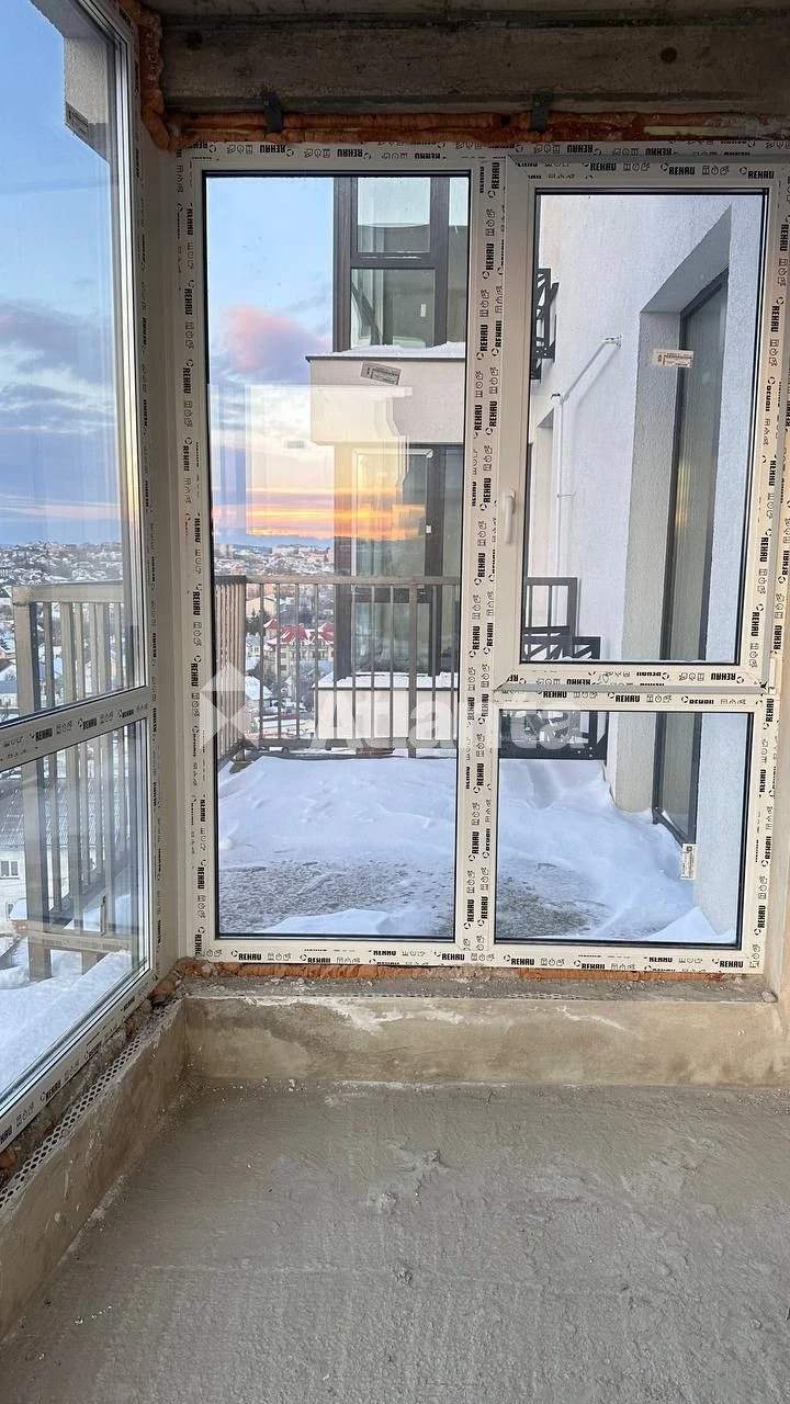 Sale of a luxury penthouse in a new building