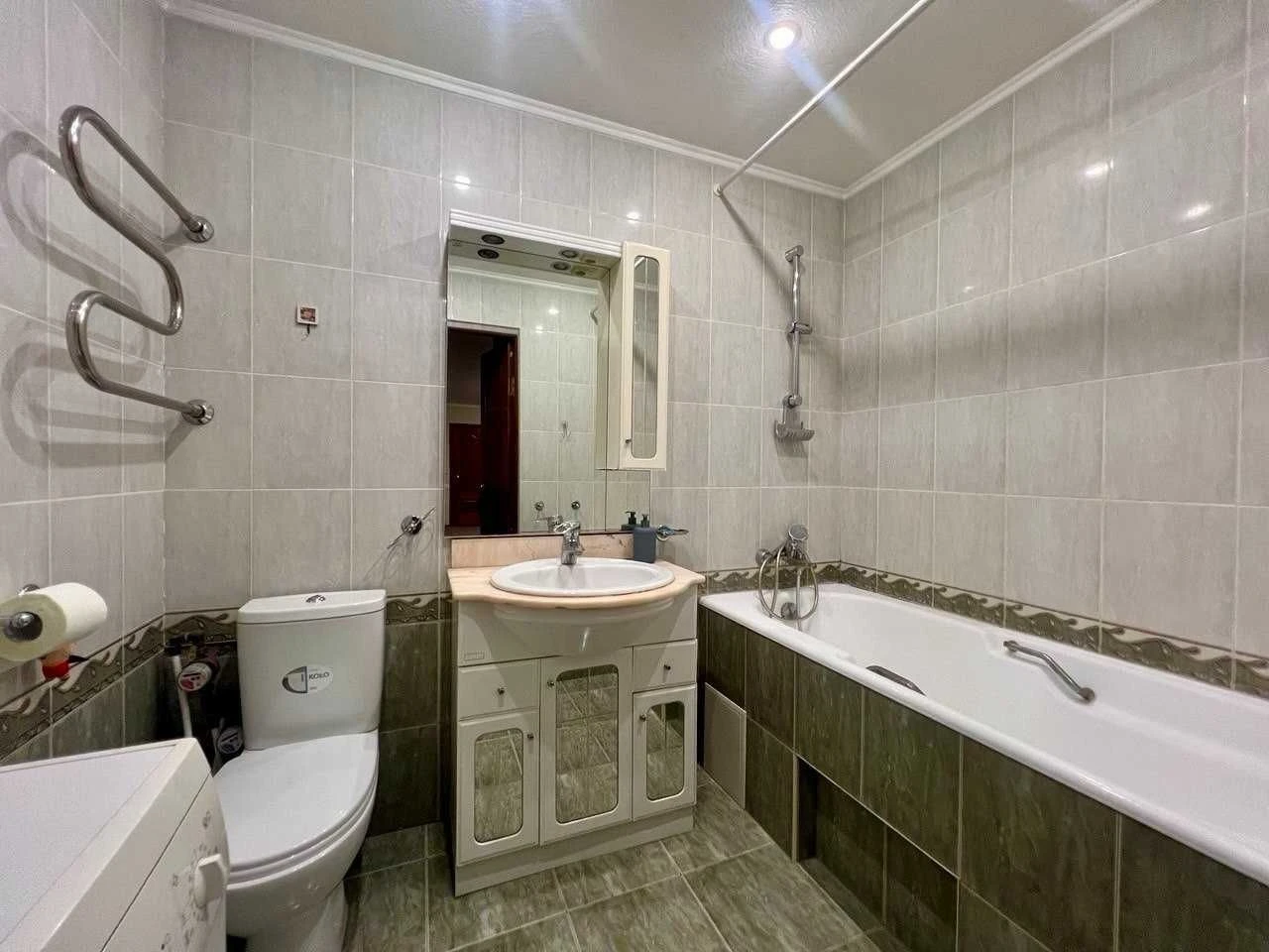 3-кімнатна квартира, Мечникова 18, Печерськ, метро Кловська,