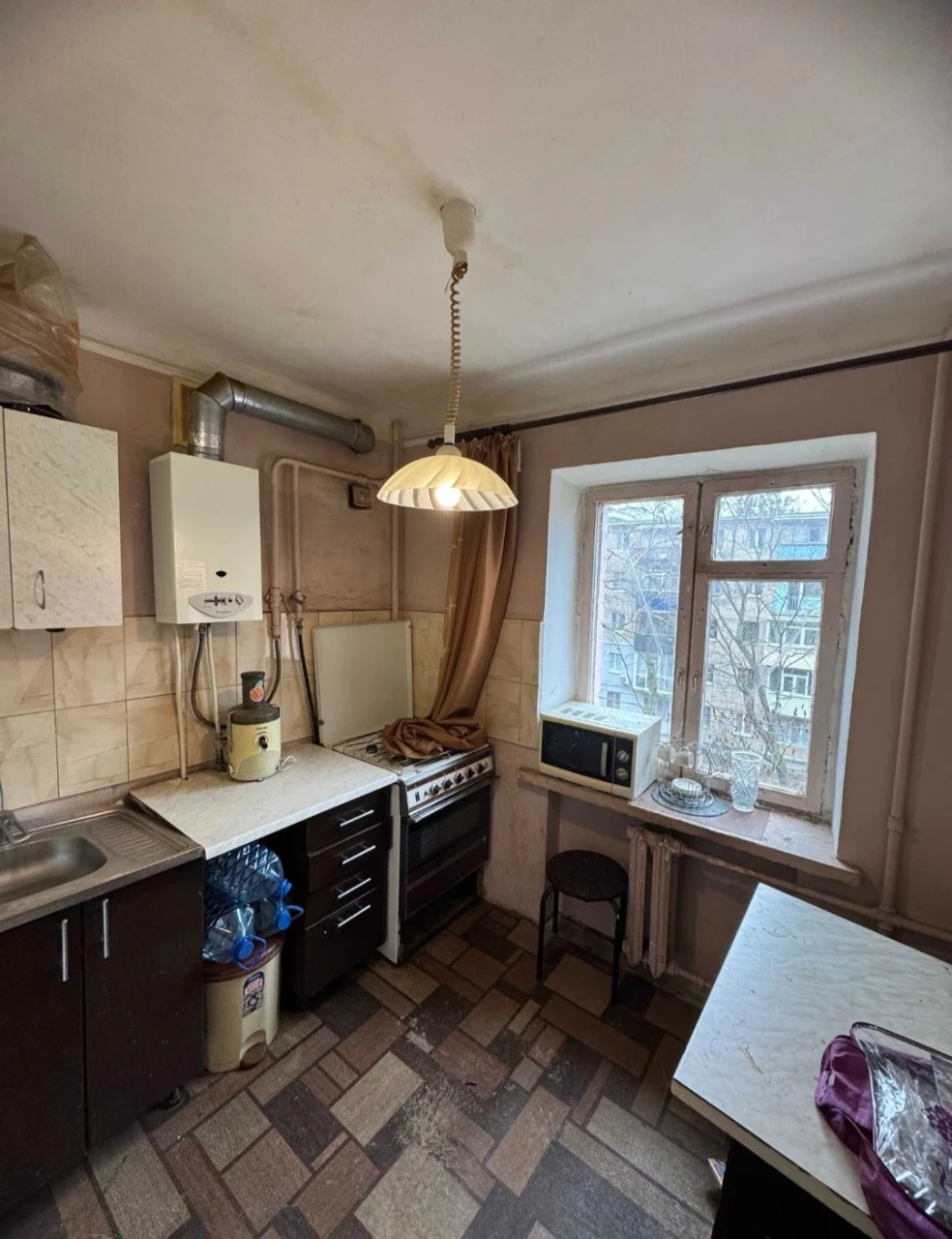 For Sale: 3-bedroom apartment. Metro 23rd of August. Gas. Certificate