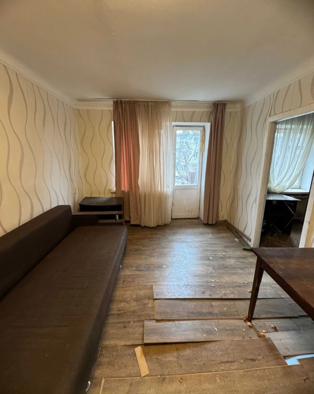 For Sale: 3-bedroom apartment. Metro 23rd of August. Gas. Certificate