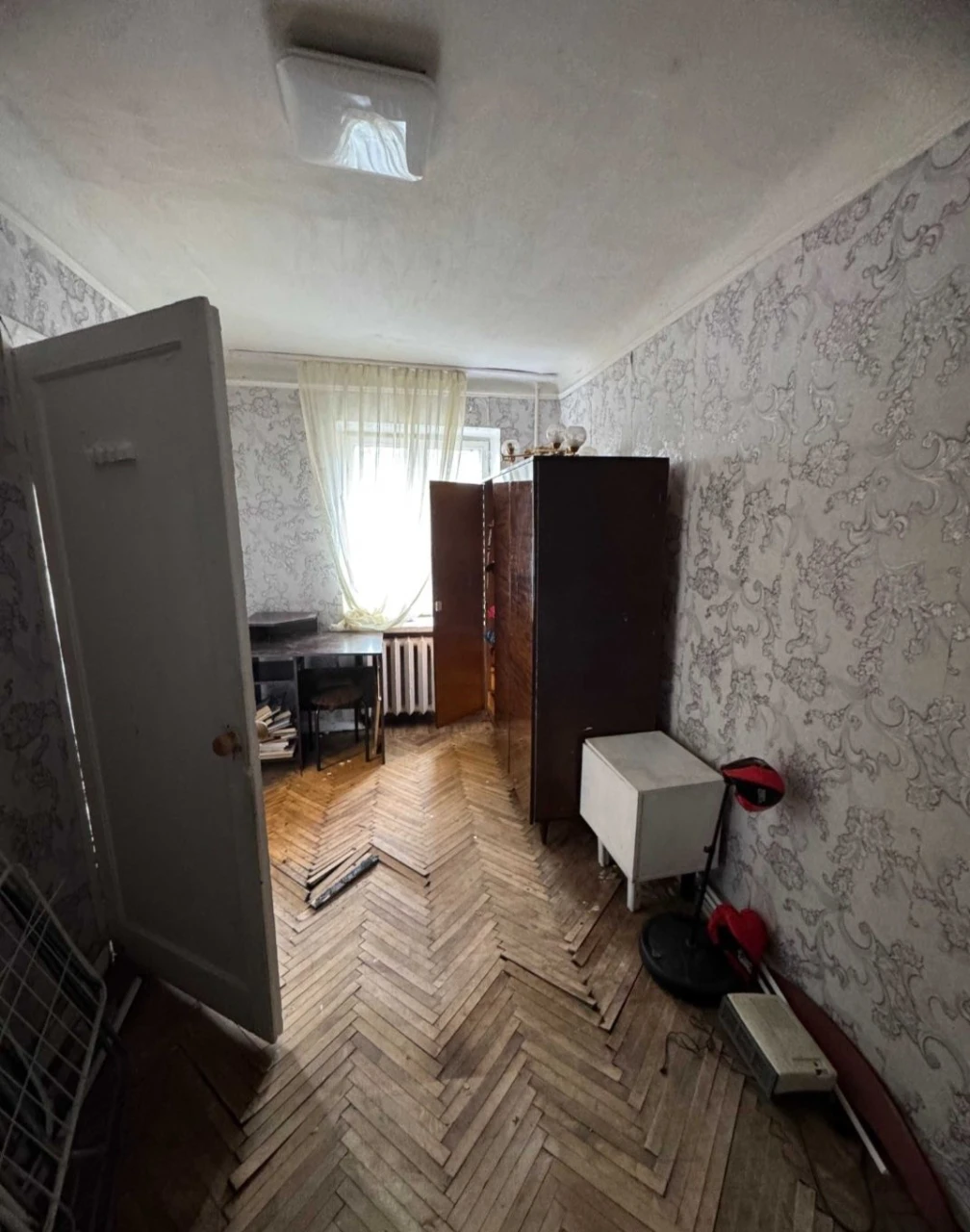 For Sale: 3-bedroom apartment. Metro 23rd of August. Gas. Certificate