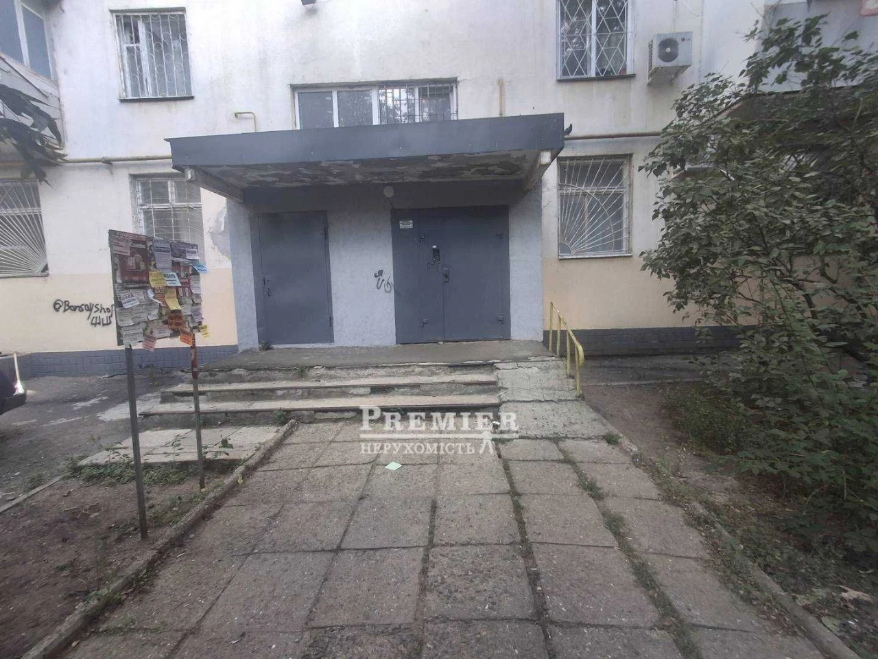 Трехкомнатная квартира на улице Криmsкой — 64 м², 3 этаж