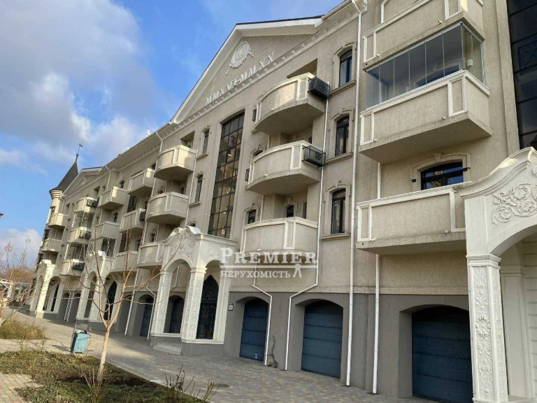 В продаже трехкомнатная квартира, расположенная в закрытом комплексе