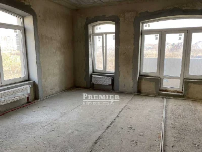 В продаже трехкомнатная квартира, расположенная в закрытом комплексе