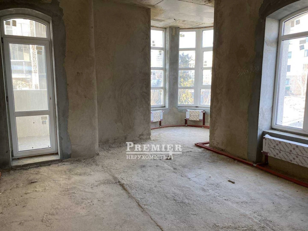 В продаже трехкомнатная квартира, расположенная в закрытом комплексе