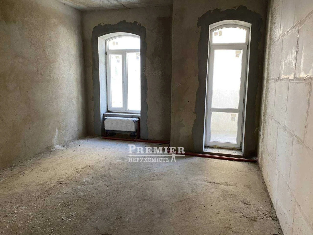 В продаже трехкомнатная квартира, расположенная в закрытом комплексе