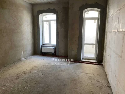 В продаже трехкомнатная квартира, расположенная в закрытом комплексе
