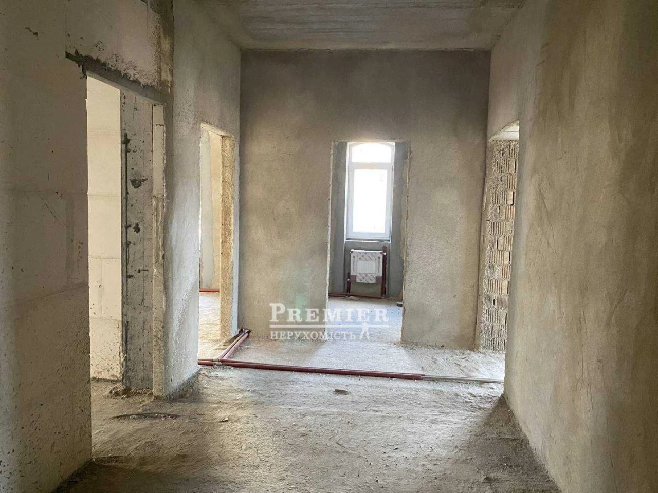 В продаже трехкомнатная квартира, расположенная в закрытом комплексе