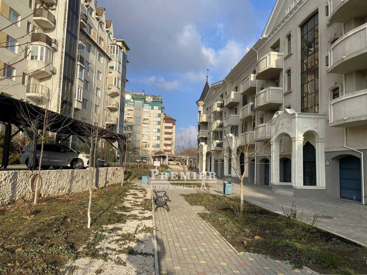 В продаже трехкомнатная квартира, расположенная в закрытом комплексе