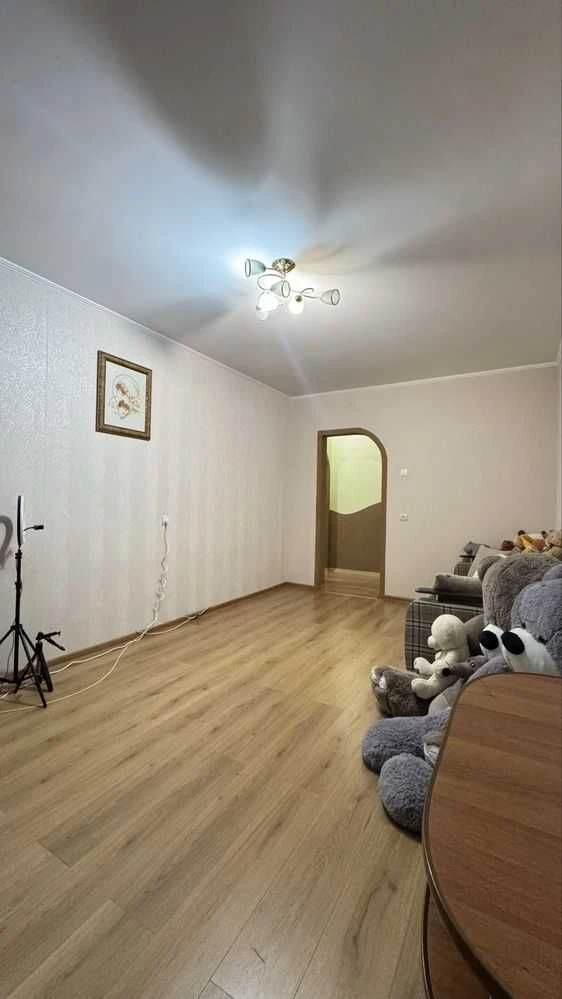 Продаж простороі 1-км кв, нова панель Р-Н Озерна