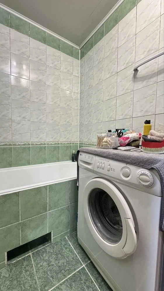 Продаж простороі 1-км кв, нова панель Р-Н Озерна