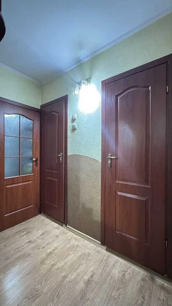 Продаж простороі 1-км кв, нова панель Р-Н Озерна
