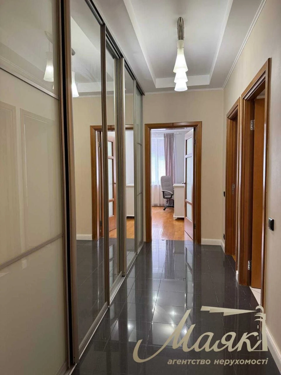 Продаж 3-х кімнатної квартири, в центрі Києва з видом на Нов