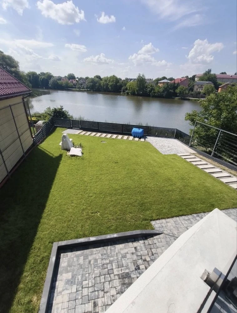 Futuristic Cottage in the City Center
