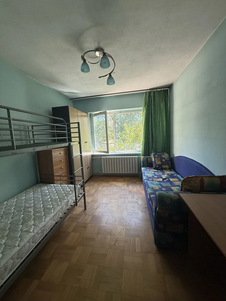 Продаж 4-кімнатної квартри з укриттям на бульварі верховної