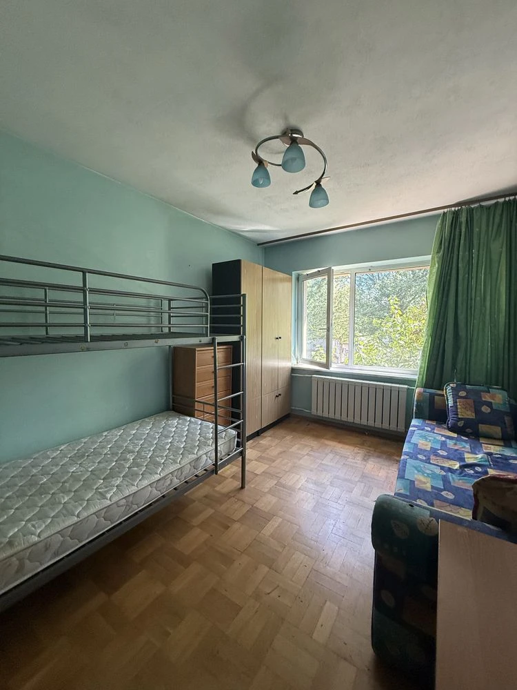 Продаж 4-кімнатної квартри з укриттям на бульварі верховної