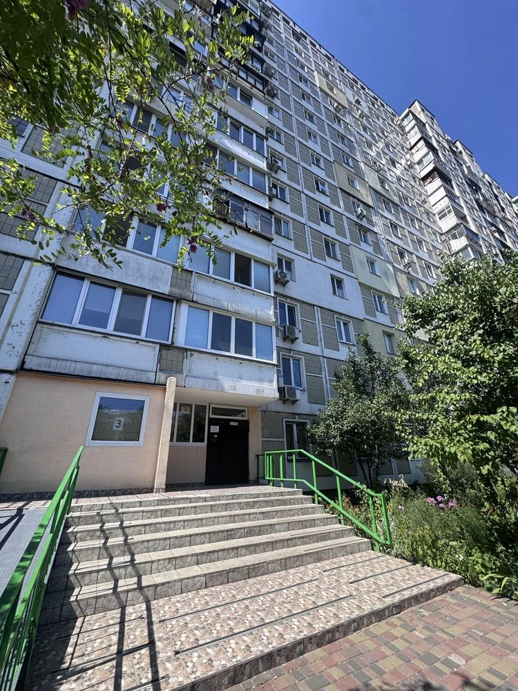 Продается 2-комнатная квартира в метро Харьковская
