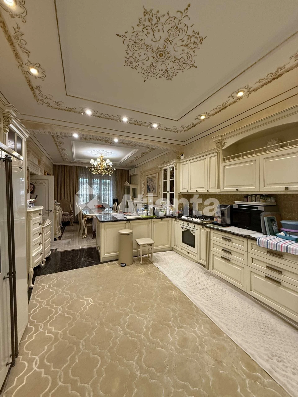 Luxury House! High-End Renovation. 5 Bedrooms. (400m2) State Property. Basement