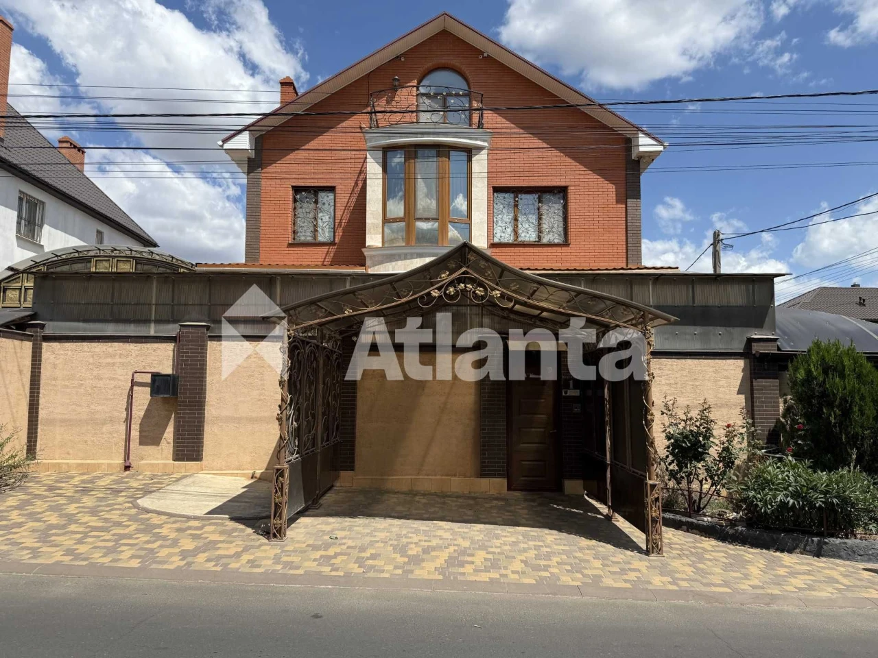 Luxury House! High-End Renovation. 5 Bedrooms. (400m2) State Property. Basement