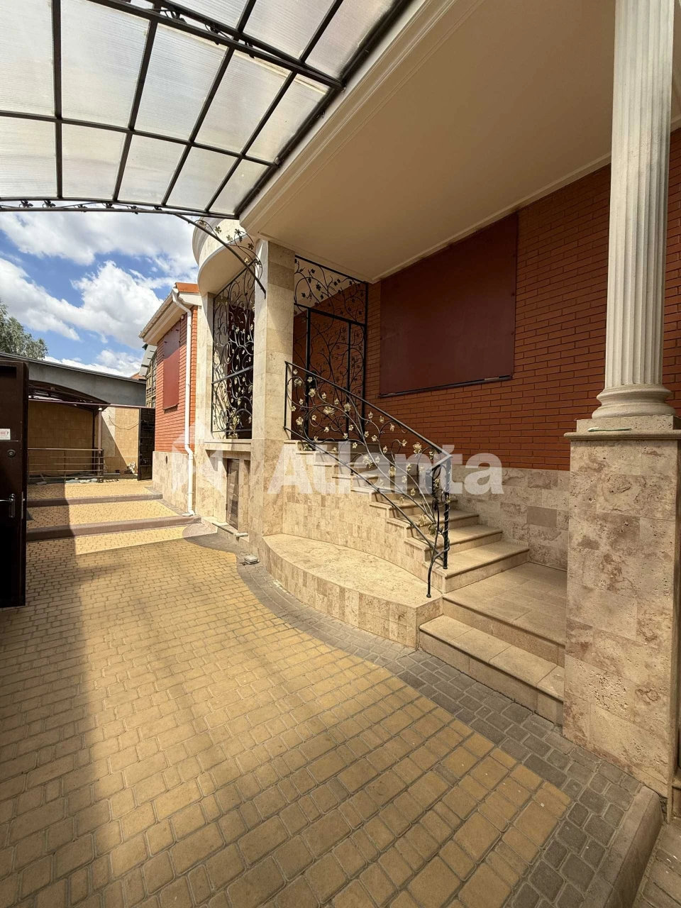 Luxury House! High-End Renovation. 5 Bedrooms. (400m2) State Property. Basement