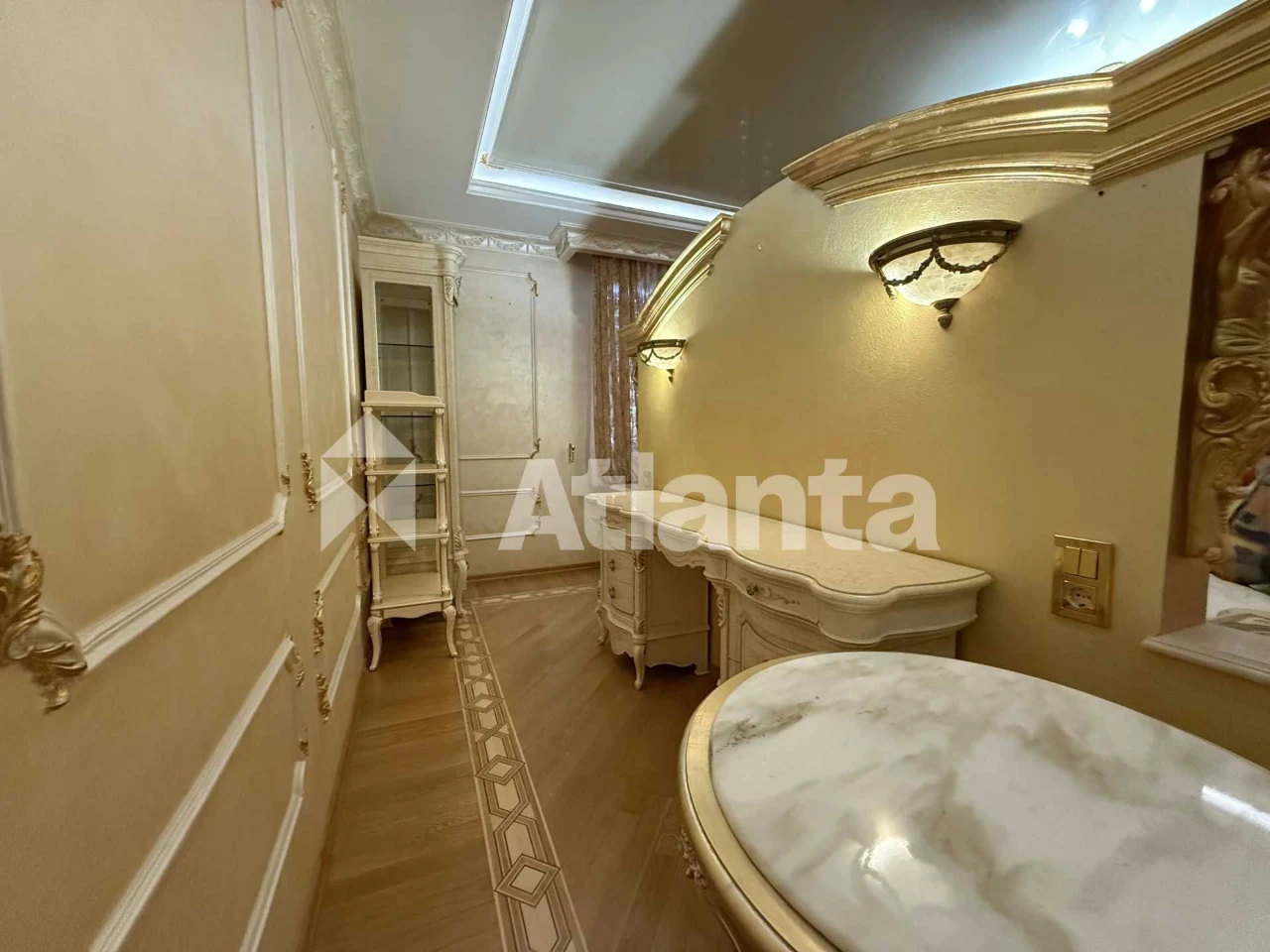 Luxury House! High-End Renovation. 5 Bedrooms. (400m2) State Property. Basement