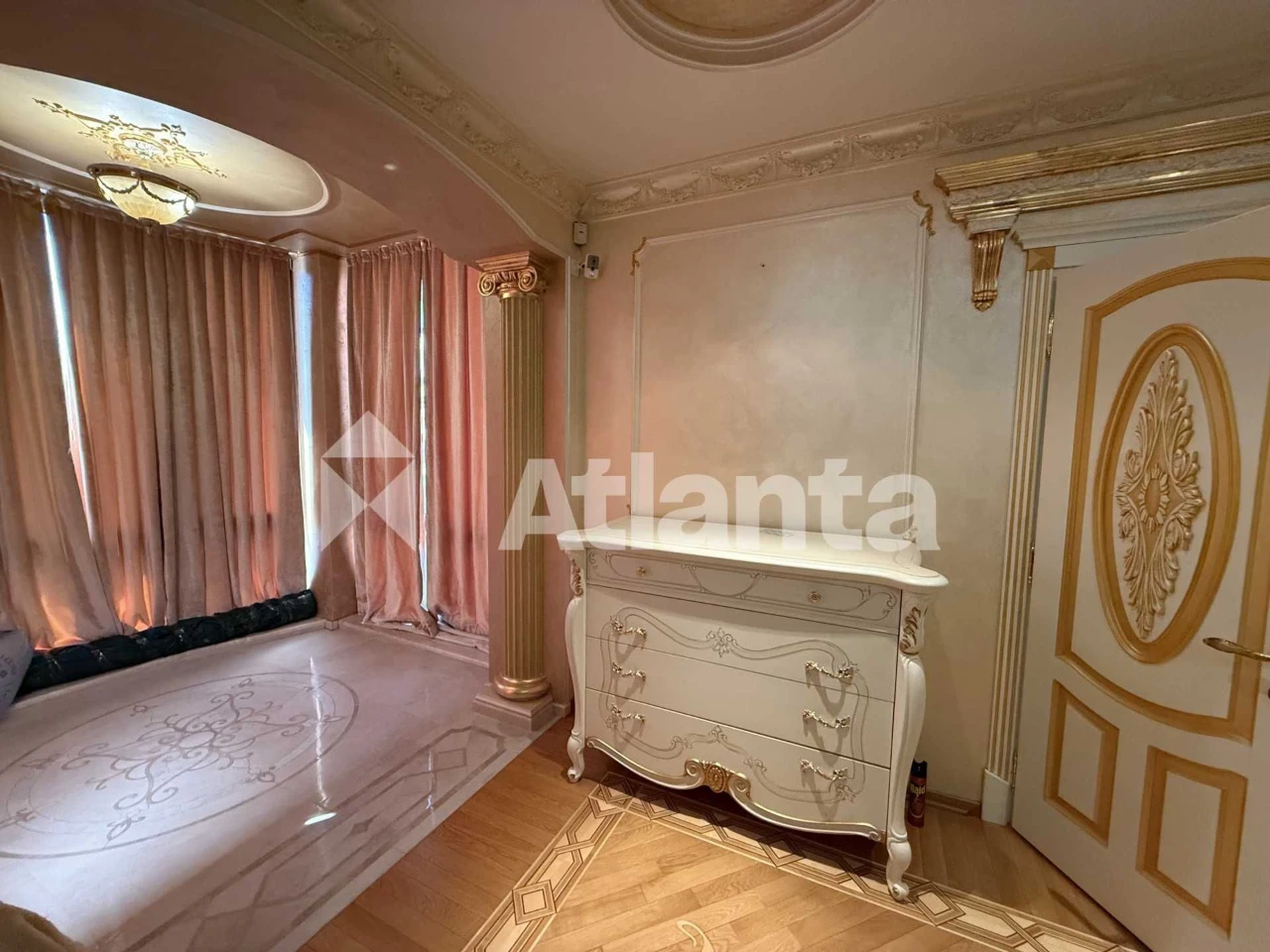 Luxury House! High-End Renovation. 5 Bedrooms. (400m2) State Property. Basement