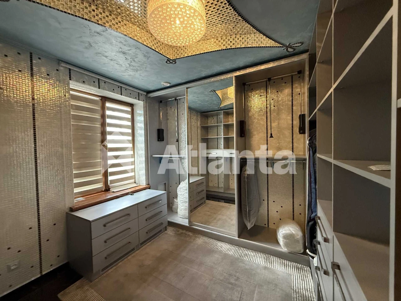 Luxury House! High-End Renovation. 5 Bedrooms. (400m2) State Property. Basement