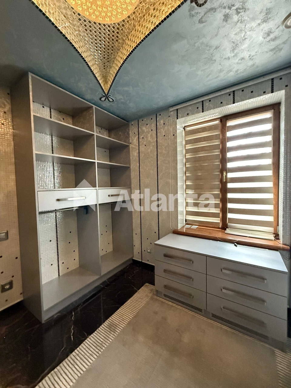 Luxury House! High-End Renovation. 5 Bedrooms. (400m2) State Property. Basement