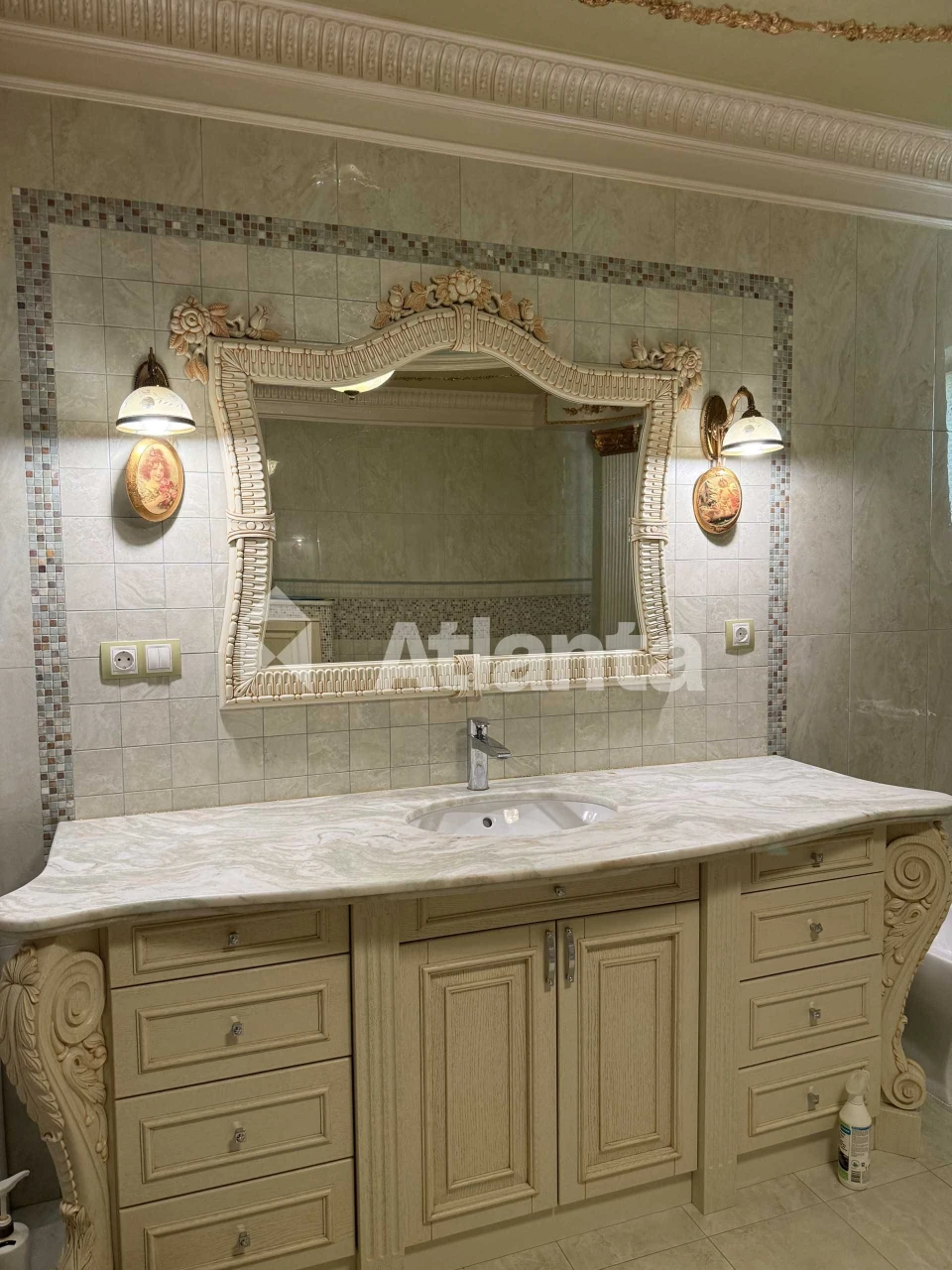 Luxury House! High-End Renovation. 5 Bedrooms. (400m2) State Property. Basement