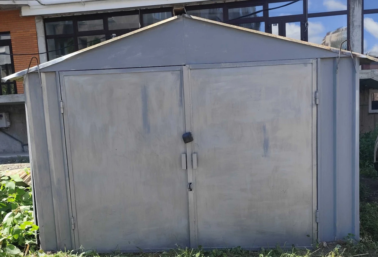 Metal Garage Without a Place