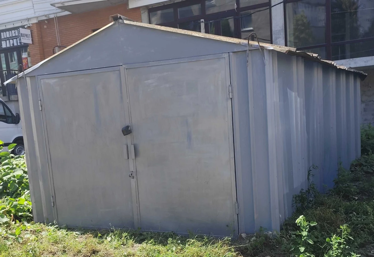 Metal Garage Without a Place
