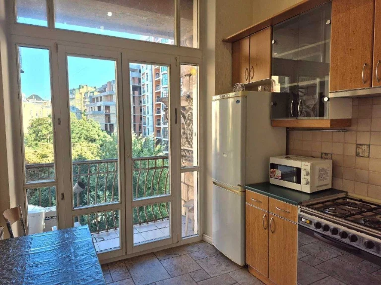 3-room apartment in the center of Kyiv, Khreshchatyk. Monthly rent.