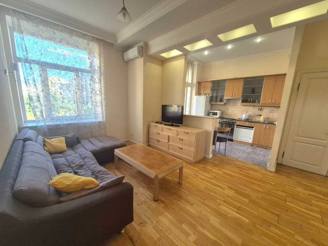 3-room apartment in the center of Kyiv, Khreshchatyk. Monthly rent.