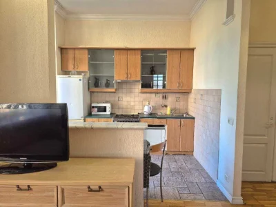 3-room apartment in the center of Kyiv, Khreshchatyk. Monthly rent.