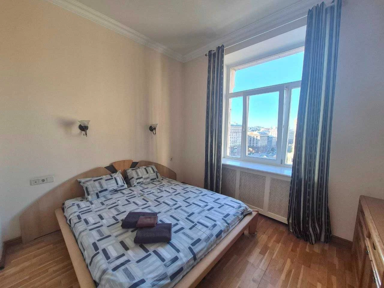3-room apartment in the center of Kyiv, Khreshchatyk. Monthly rent.